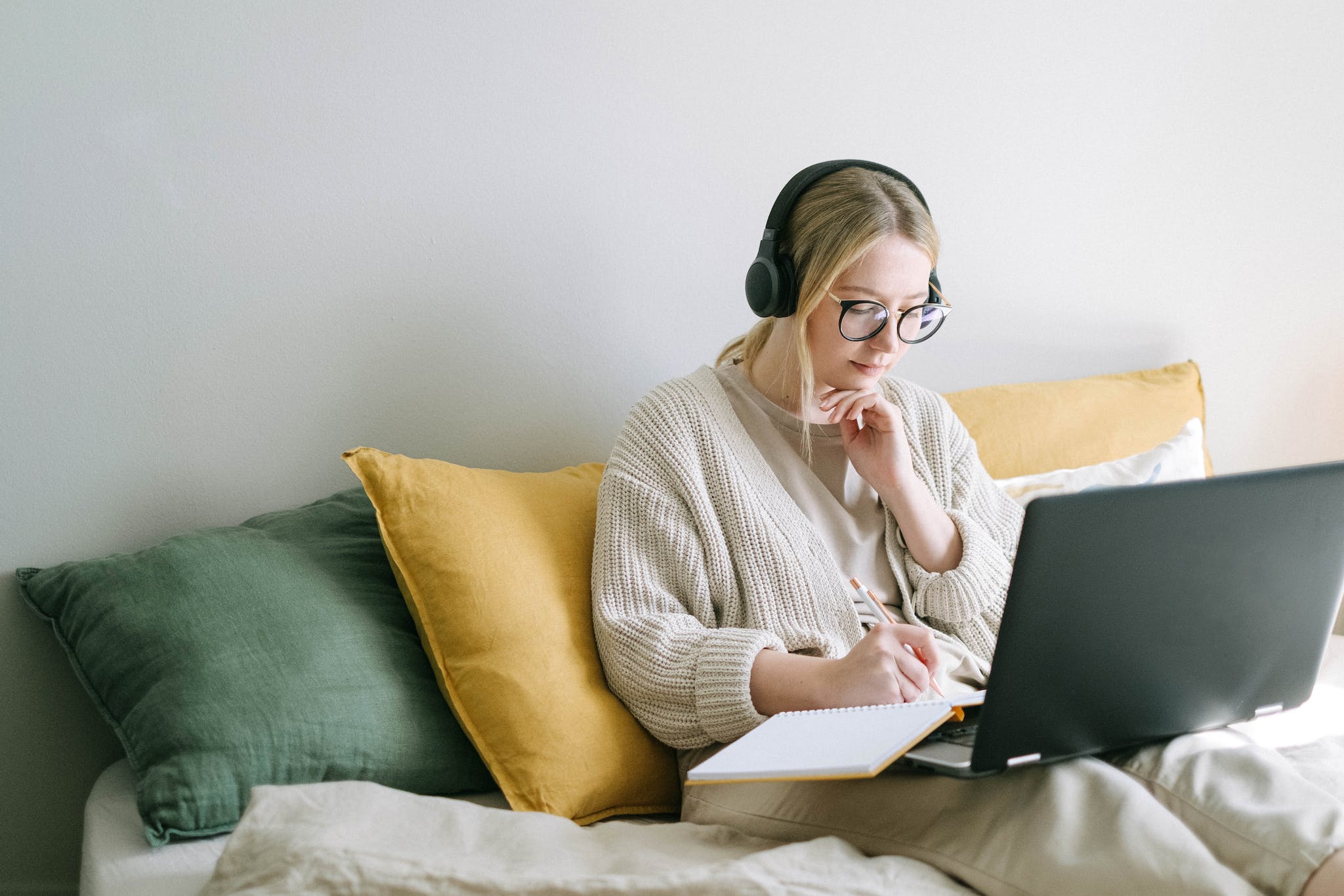 woman working with the content calendar in google sheets